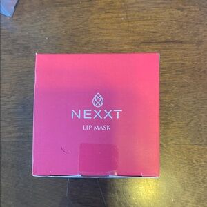 Nexxt Lip Mask in White Box